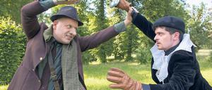 Mussten das Fechten wieder üben. Reiner Gabriel (l). als Cyrano im Duell mit Felix Isenbügel als Vicomte Valvert, der eben noch leichtfertig über Cyranos große Nase spottete.