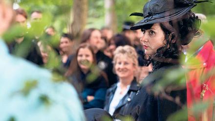 Zwischen Himmel und Erde. Als „Schwarze Witwe“ spaziert Anja Kretschmann mit ihren Gästen über Friedhöfe, erzählt, wie das früher war mit dem Sterben und gibt gerne und augenzwinkernd Tipps, zum Beispiel wie man den verstorbenen Ehemann verlässlich dauerhaft unter die Erde bekommt.