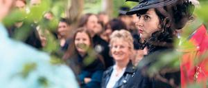 Zwischen Himmel und Erde. Als „Schwarze Witwe“ spaziert Anja Kretschmann mit ihren Gästen über Friedhöfe, erzählt, wie das früher war mit dem Sterben und gibt gerne und augenzwinkernd Tipps, zum Beispiel wie man den verstorbenen Ehemann verlässlich dauerhaft unter die Erde bekommt.