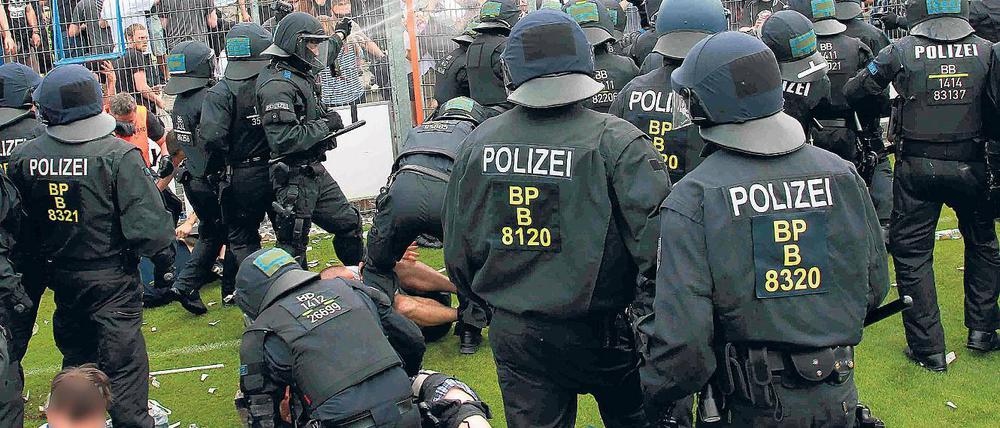 Reizgas durch den Zaun. Der Polizeieinsatz gegen Anhänger des SV Babelsberg 03 nach dem Pokalspiel in Luckenwalde beschäftigt nun den Innenausschuss des Landtags.