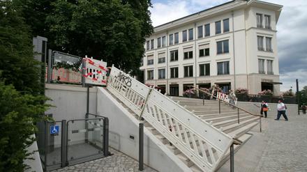 Kaum ist der neue Aufzug in Betrieb, funktionierte er auch schon nicht mehr. Außerdem kann er nur mit einem Spezialschlüssel benutzt werden.