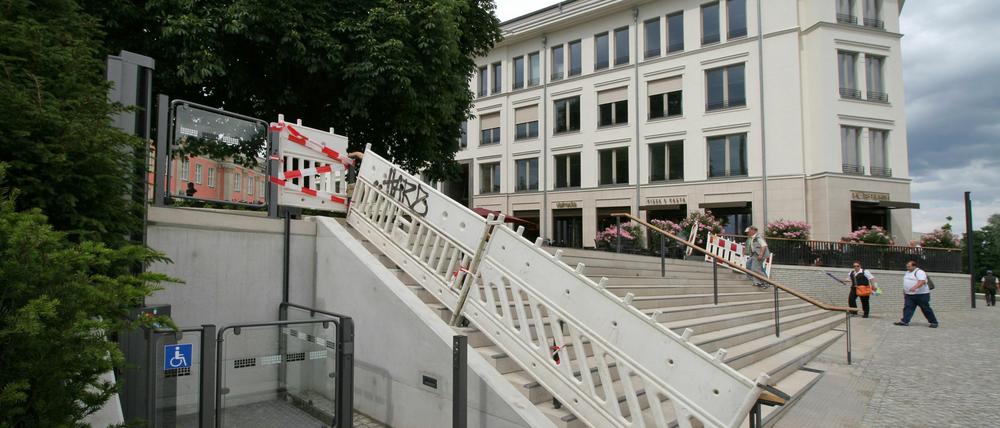 Kaum ist der neue Aufzug in Betrieb, funktionierte er auch schon nicht mehr. Außerdem kann er nur mit einem Spezialschlüssel benutzt werden.