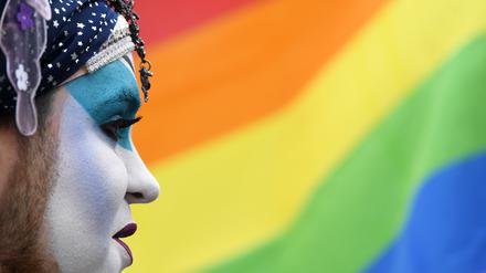 Ein klares Zeichen: Im Mai wurde am Landtag Brandenburg zum ersten Mal die Regenbogen gehisst.