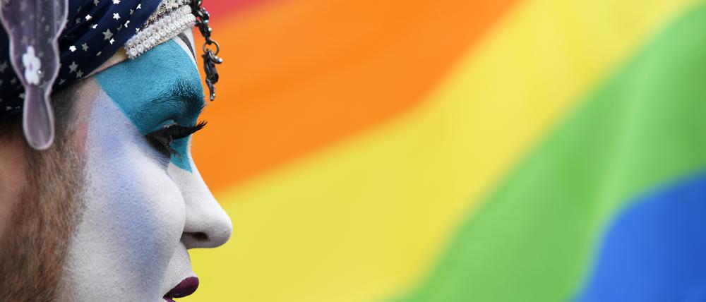 Ein klares Zeichen: Im Mai wurde am Landtag Brandenburg zum ersten Mal die Regenbogen gehisst.