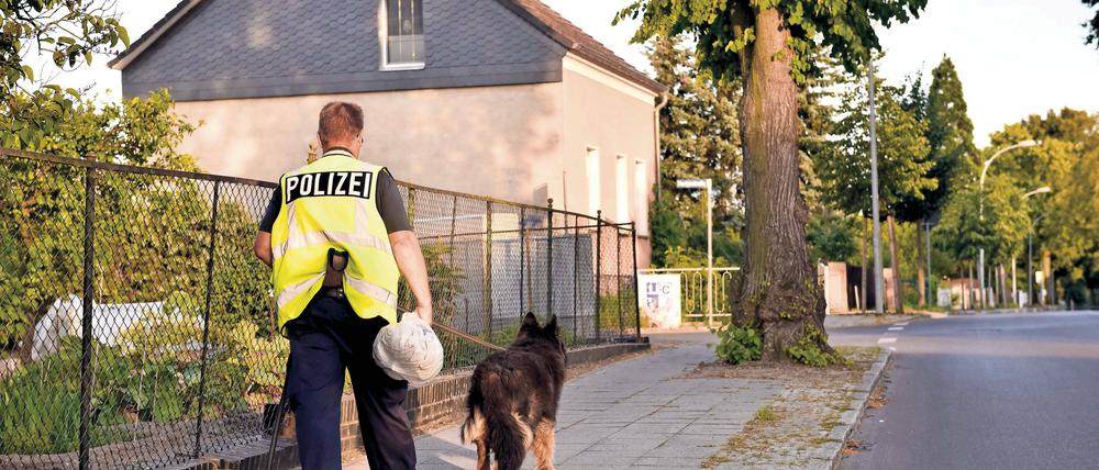 Mit Spürhund. Die Polizei suchte vergeblich nach der Pistole.