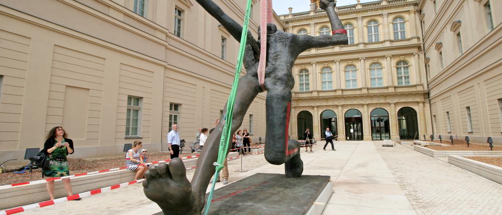 Übertritt Zeiten und Grenzen. Der „Jahrhundertschritt“ des Leipziger Küntlers Wolfgang Mattheuer aus dem Jahr 1984 ist die erste Arbeit aus der Kunstsammlung Hasso Plattners, die jetzt im – oder vor dem – von ihm gestifteten Museum Barberini steht.