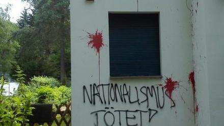 Das Haus von Thomas Jung (AfD) in Babelsberg wurde beschmiert und mit Farbe beworfen.
