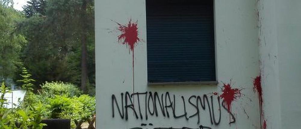 Das Haus von Thomas Jung (AfD) in Babelsberg wurde beschmiert und mit Farbe beworfen.