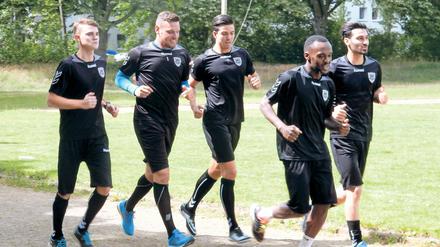 Laufen statt Kicken. Nicht unbedingt zur Freude von Fußballern beginnt die Saisonvorbereitung mit Läufen um die Aschenbahn. Auch wenn Lukas Knechtel (l.), Mike Eglseder (M.) und Abdulkadir Beyazit (r.) neu beim SV Babelsberg sind, dürften sie das kennen – ebenso wie Marvin Gladrow und Merphi Kwatu.