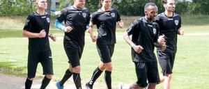 Laufen statt Kicken. Nicht unbedingt zur Freude von Fußballern beginnt die Saisonvorbereitung mit Läufen um die Aschenbahn. Auch wenn Lukas Knechtel (l.), Mike Eglseder (M.) und Abdulkadir Beyazit (r.) neu beim SV Babelsberg sind, dürften sie das kennen – ebenso wie Marvin Gladrow und Merphi Kwatu.