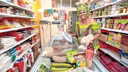 Exotische Vielfalt. Vieles in den Regalen gibt es in üblichen Supermärkten nicht. Bei Evelyn Anthony Enoma gibt es Stockfisch-Köpfe, große Yams-Wurzeln, Kochbananen und auch afrikanische Pflegeprodukte für Haare.
