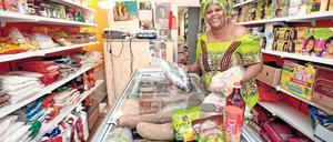 Exotische Vielfalt. Vieles in den Regalen gibt es in üblichen Supermärkten nicht. Bei Evelyn Anthony Enoma gibt es Stockfisch-Köpfe, große Yams-Wurzeln, Kochbananen und auch afrikanische Pflegeprodukte für Haare.