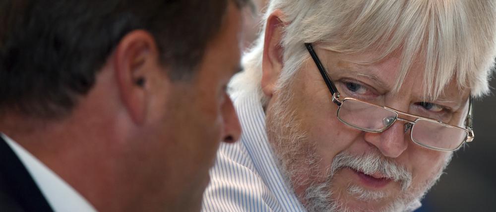 Die Büroleiterin von Ex-Justizminister Helmuth Markov (r.) wurde plötzlich entfristet - ohne Beteiligung des Personalrats.