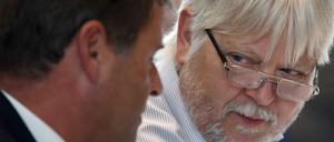 Die Büroleiterin von Ex-Justizminister Helmuth Markov (r.) wurde plötzlich entfristet - ohne Beteiligung des Personalrats.