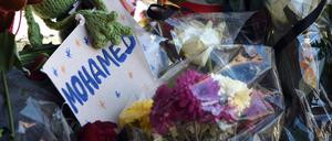 In Erinnerung an den getöten Mohamed wurden Anfang November 2015 Kerzen und Blumen am Berliner Lageso aufgestellt.