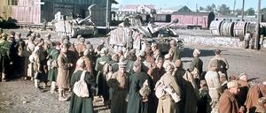 Unmenschlich. Das Völkerrecht galt für russische Kriegsgefangene im Nationalsozialismus nicht. Auf dem Foto sind Gefangene in der heutigen Ukraine zu sehen, die auf ihren Abtransport warten.