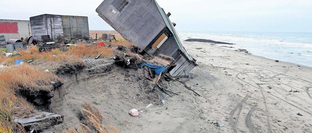Evakuiert. Die Erosion der auftauenden Böden an der Küste Alaskas, hier auf einer Insel nahe der russischen Küste, führt zur Zerstörung des Lebensraums. Die Bevölkerung ist oft gezwungen, umzusiedeln.