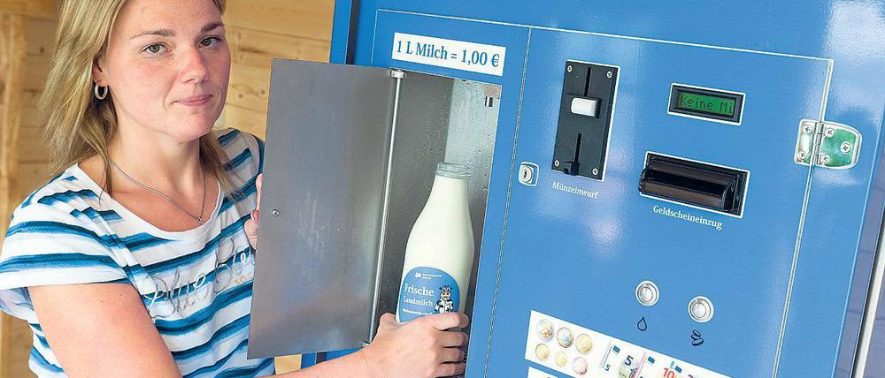 Angezapft. Vorstandsmitglied Nicole Winkelmann von der Agrargenossenschaft „Höhe“ in Höhenland nahe Bad Freienwalde zeigt an der Milchtankstelle, wie es geht – nämlich rund um die Uhr.