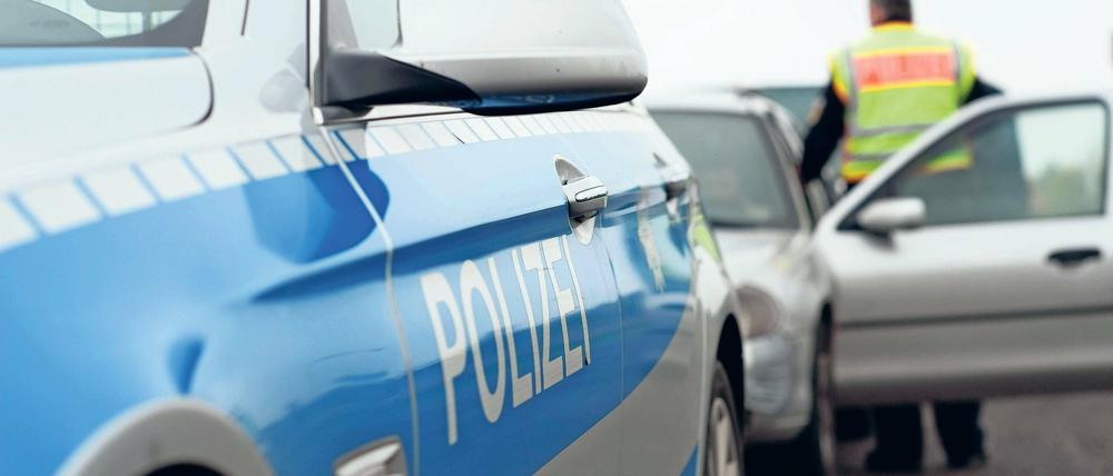 Kontrollmangel. Bundespolizeibeamte beim Stopp eines Pkw an der A 12 nahe der deutsch-polnischen Grenze.