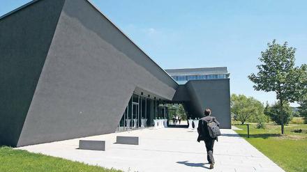 Schräge Wände, graue Fassade. Das neue Kongresszentrum in Golm.