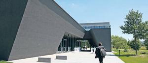 Schräge Wände, graue Fassade. Das neue Kongresszentrum in Golm.