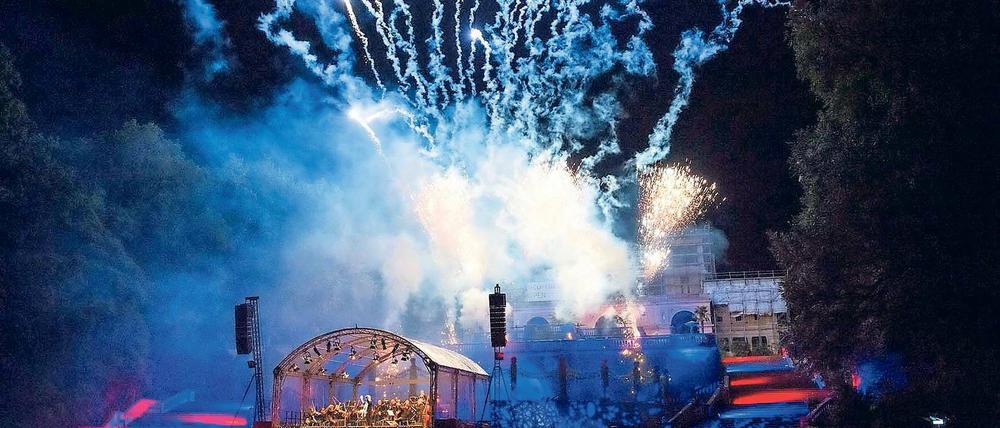 Lichtspiele. Das Feuerwerk sprudelte, es donnerte und zischte auf den Terrassen zur Musik Rameaus mit pyrotechnischen Effekten. Savall und sein Orchester ließen sich davon nicht beeindrucken und spielten seelenruhig ihre Piecen bis zum Ende.