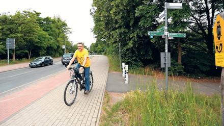 Stefan Overkamp vom ADFC auf dem Radweg am Teltower Damm/Ecke Zehlendorfer Straße. Ein gutes Durchkommen gibt es hier nicht.