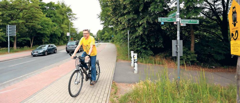 Stefan Overkamp vom ADFC auf dem Radweg am Teltower Damm/Ecke Zehlendorfer Straße. Ein gutes Durchkommen gibt es hier nicht.
