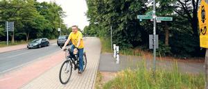 Stefan Overkamp vom ADFC auf dem Radweg am Teltower Damm/Ecke Zehlendorfer Straße. Ein gutes Durchkommen gibt es hier nicht.