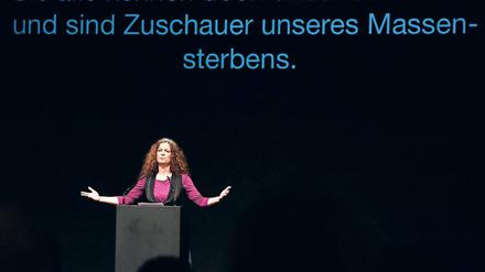Schauspielerin mit politischer Botschaft. Die Künstlerin May Skaf stammt aus Syrien und will bei der Aktion „Flüchtlinge fressen“ mitmachen. Am Montag kritisierte sie in einer Rede die deutsche Flüchtlingspolitik.