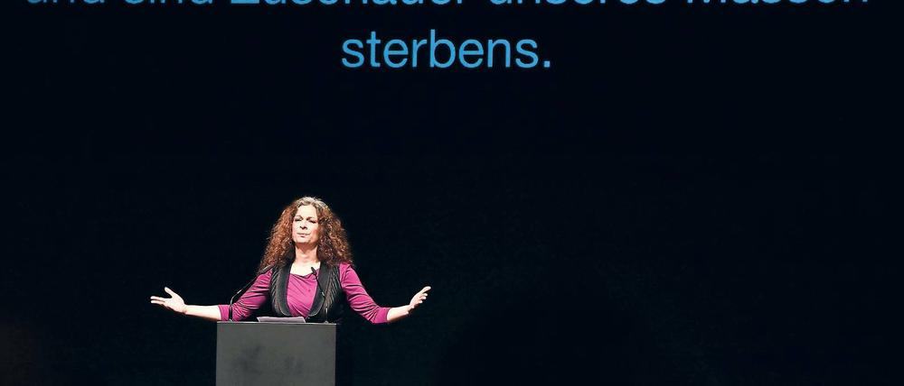 Schauspielerin mit politischer Botschaft. Die Künstlerin May Skaf stammt aus Syrien und will bei der Aktion „Flüchtlinge fressen“ mitmachen. Am Montag kritisierte sie in einer Rede die deutsche Flüchtlingspolitik.