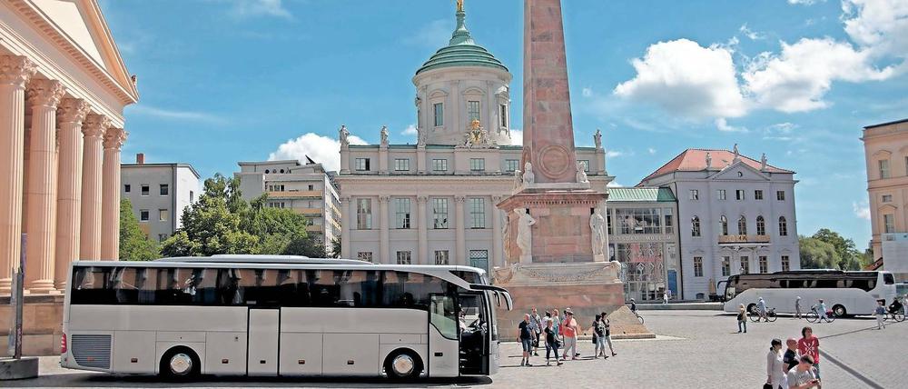 Der Alte Markt darf nicht nur von Fußgängern genutzt werden, auch Autos und Busse dürfen hier fahren. Parken ist aber verboten.