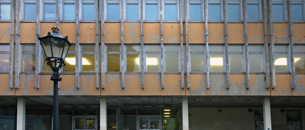 Bei dem Bürgerbegehren der Initiative „Potsdamer Mitte neu denken“ haben mehr als 3800 Unterstützer für den Erhalt des Fachhochschulbaus, des Wohnblocks Staudenhof und des Hotels Mercure unterschrieben.