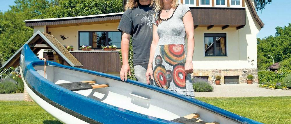 Vom Busch in die Uckermark. Steffi und Sven Heussen vor ihrer Pension „Wiesenhof“ in Templin. Die Familie Heussen kam vor sechs Jahren aus Namibia in die Uckermark.