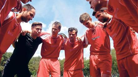 Einschwören aufs Spiel. Was Fußballer machen, können Referees schon lange. Die Havelland-Auswahl um Fifa-Schiedsrichter-Assistent Jan Seidel beim Meisterschaftsturnier.