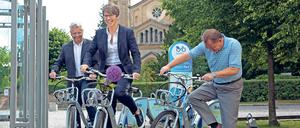 Rauf auf den Sattel. Bürgermeisterin Kerstin Hoppe mit Roland Büchner (r.) und René Poleske.