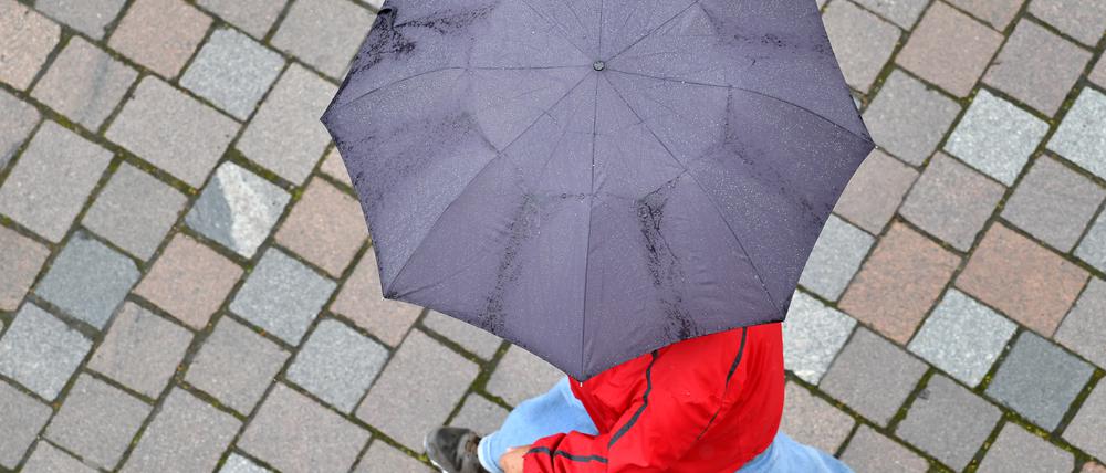 Es regnet heftig in Brandenburg. Die Flüsse könnten bald über die Ufer treten.