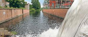 Wasser marsch. Der Stadtkanal wurde im Mittelalter zur Entwässerung angelegt und unter König Friedrich Wilhelm I. ab 1722 ausgebaut. Von 1962 bis 1965 wurde er zugeschüttet. An der Havelmündung (Foto) und an der Yorckstraße wurden Teile rekonstruiert.