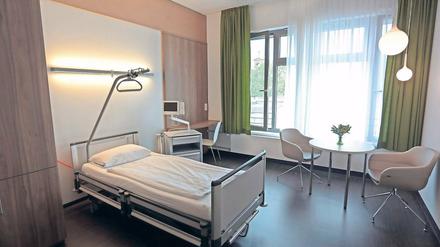 Fast wie im Hotel. Eines der Patientenzimmer auf der neuen Komfortstation im St. Josefs-Krankenhaus Potsdam-Sanssouci.