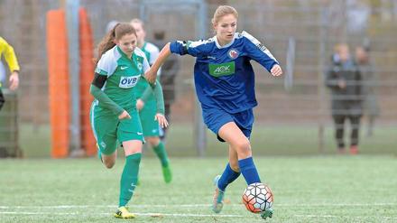 Potsdams Goalgetterin. Melissa Kössler (r.) ist diese Saison erfolgreichste Torschützin in Reihen der Turbine-B-Jugend. Im Verlauf der Hauptrunde traf sie 23-mal in 18 Partien – und im Halbfinale gegen Hoffenheim erzielte die Stürmerin zwei der drei Treffer ihrer Mannschaft.