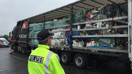 Polizeikontrolle von Mülltransporten am Mittwoch an der A2 bei Wollin.
