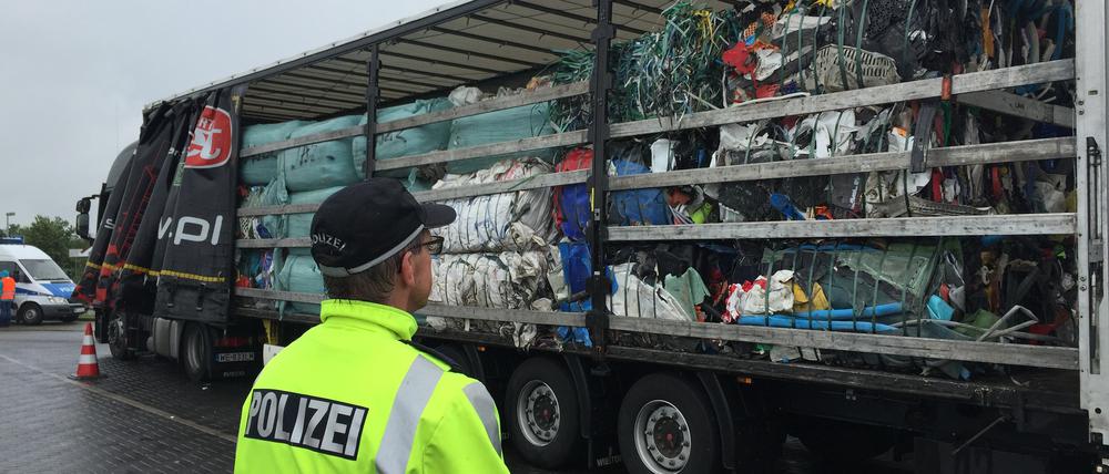 Polizeikontrolle von Mülltransporten am Mittwoch an der A2 bei Wollin.