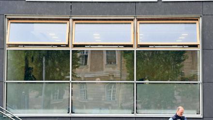 Dahinter der Verhandlungssaal. Der unter hohen Sicherheitsvorkehrungen stattfindende Prozess gegen den mutmaßlichen Kindermörder Silvio S. findet am Potsdamer Landgericht im Justizzentrum an der Jägerallee statt. In den Saal 8 kommen Besucher und Journalisten nur über den Hinterhof des Gerichts, jeder Gast wird nach Waffen und gefährlichen Gegenständen durchsucht.
