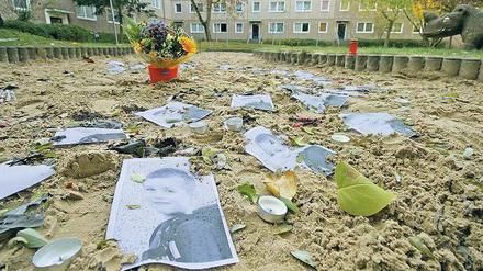 Auf dem Spielplatz vor dem einstigen Wohnhaus von Elias und seiner Mutter erinnerten Fotos, Kerzen und Blumen an den Jungen.