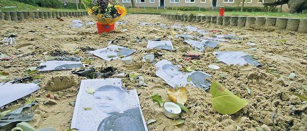 Auf dem Spielplatz vor dem einstigen Wohnhaus von Elias und seiner Mutter erinnerten Fotos, Kerzen und Blumen an den Jungen.