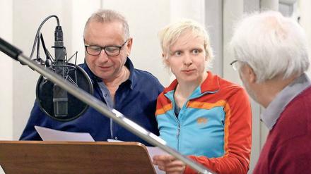 Achtung, Aufnahme! Oberkommissar Jost Fischer (Hilmar Eichhorn, l.) hat Caroline Griem ins Team der Magdeburger Polizei geholt. Regie beim jüngsten Radio-„Tatort“ des MDR führte Götz Fritsch (r.).
