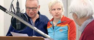 Achtung, Aufnahme! Oberkommissar Jost Fischer (Hilmar Eichhorn, l.) hat Caroline Griem ins Team der Magdeburger Polizei geholt. Regie beim jüngsten Radio-„Tatort“ des MDR führte Götz Fritsch (r.).