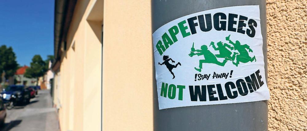 Botschaft am Laternenpfahl. Am Ruhlsdorfer Platz, in der Potsdamer Straße und auch in der Altstadt kleben die rassistischen Sticker in Teltow.