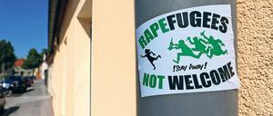 Botschaft am Laternenpfahl. Am Ruhlsdorfer Platz, in der Potsdamer Straße und auch in der Altstadt kleben die rassistischen Sticker in Teltow.