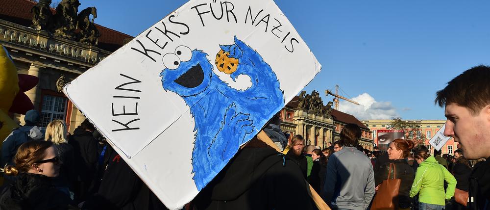 Bei sämtlichen Pogida-Gegendemonstrationen, wie hier im April 2016, waren es deutlich mehr Teilnehmer als bei Pogida selbst.